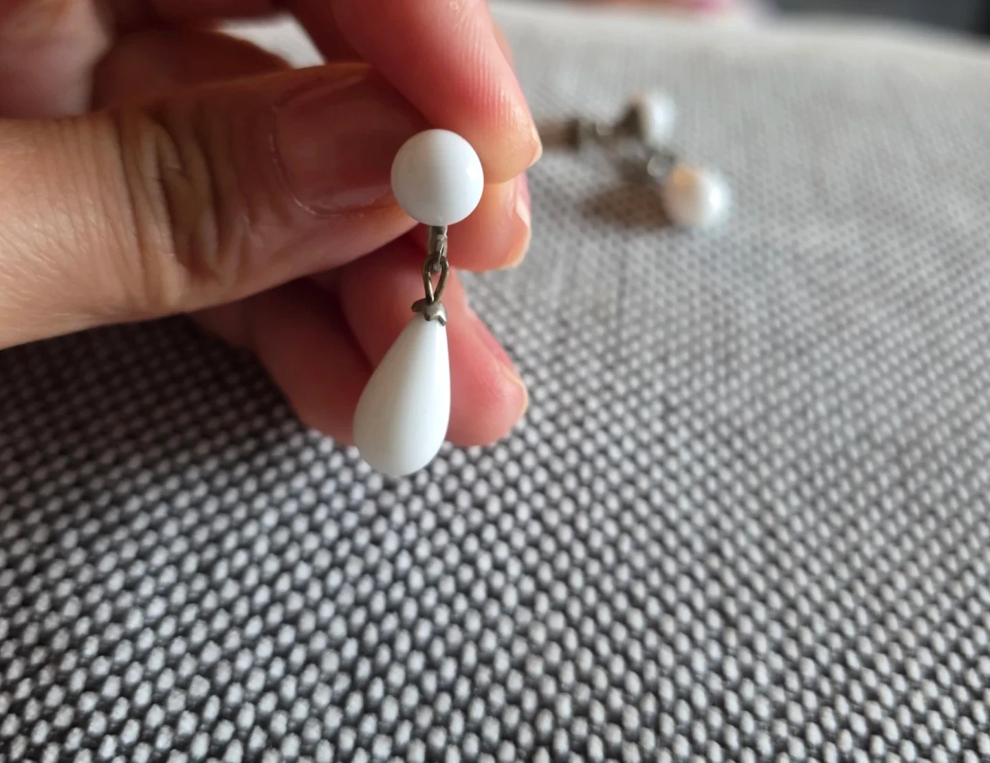 Vintage White Teardrop Screw-Back Earrings - photo 3