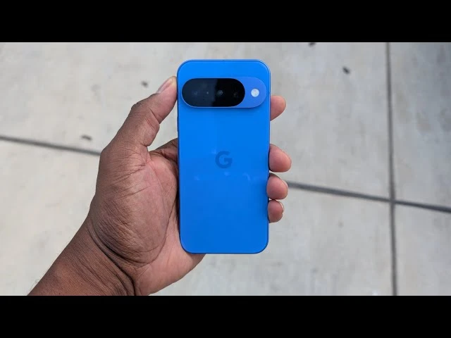 Google Pixel 10 - 128GB (Blue) - Mint Condition w/ Accessories - photo 2