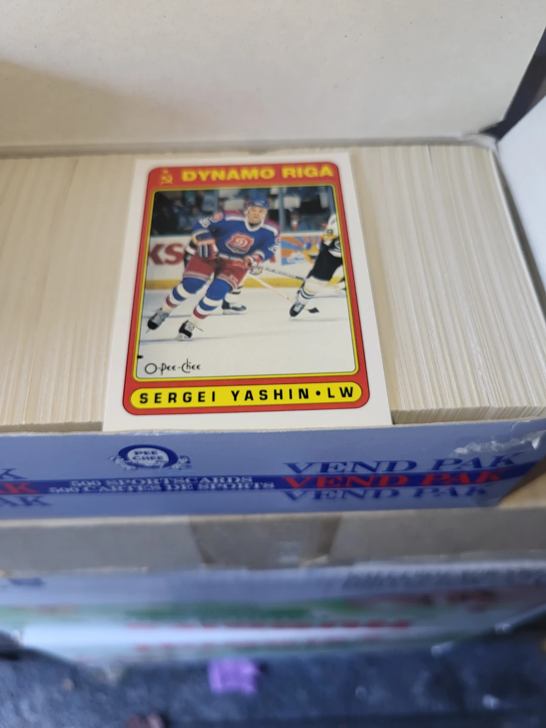 O-Pee-Chee Vend Pak 500 Sports Cards Box - photo 2