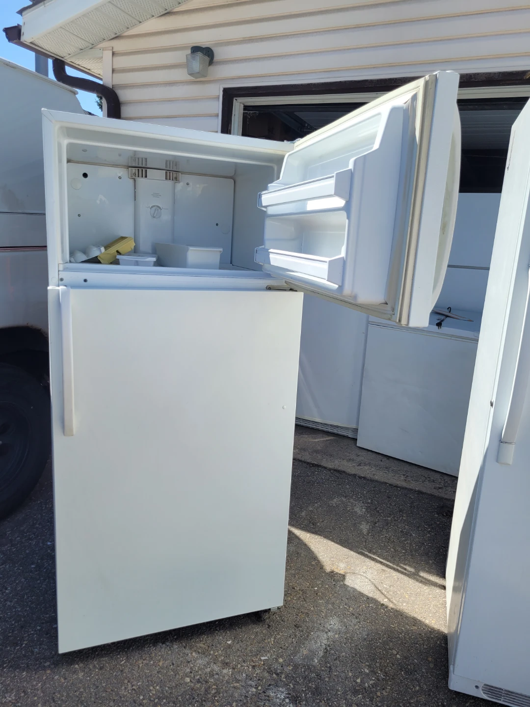 White Top Freezer Refrigerator - photo 4