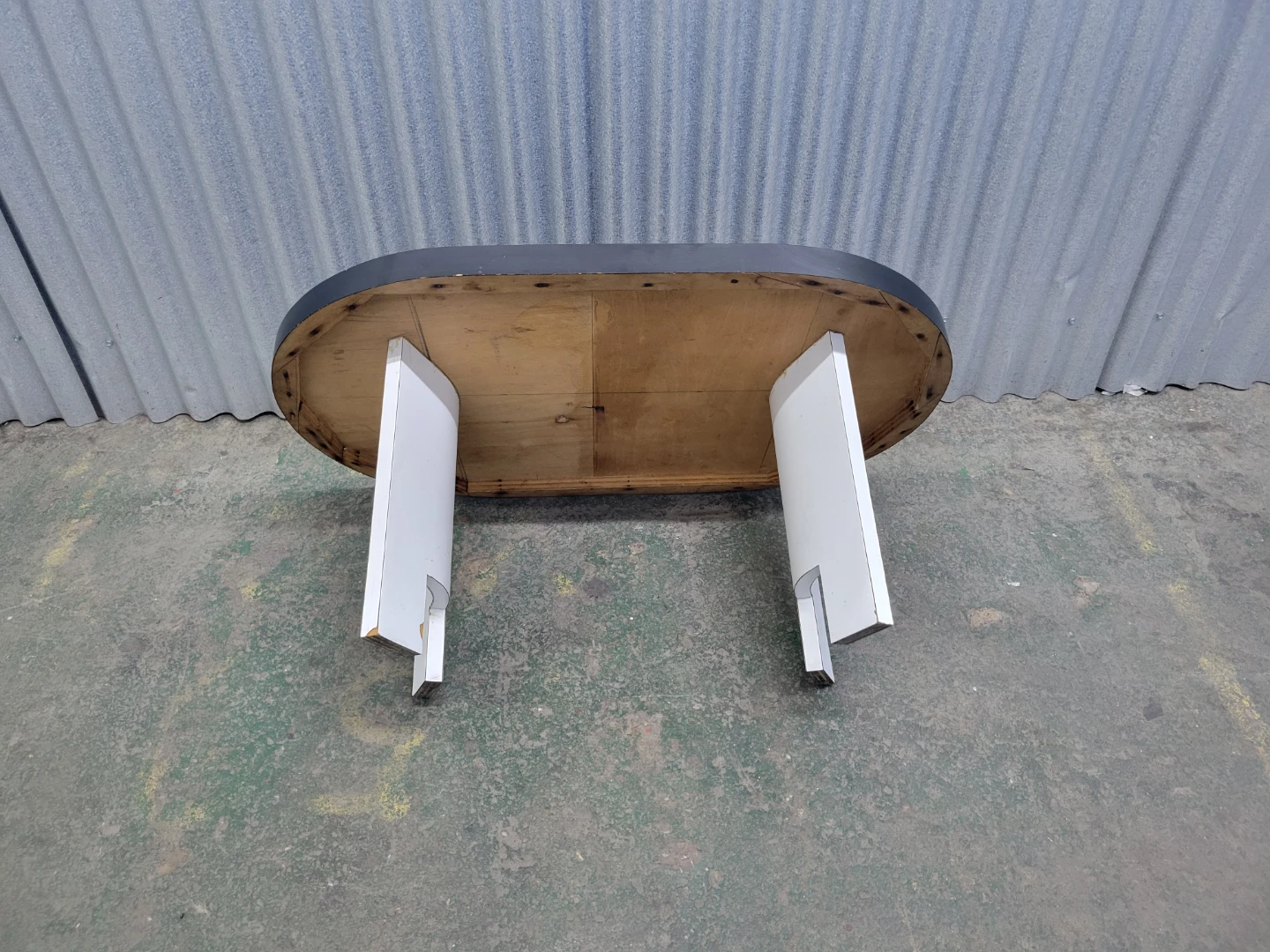 Oval black coffee table with white legs - photo 3