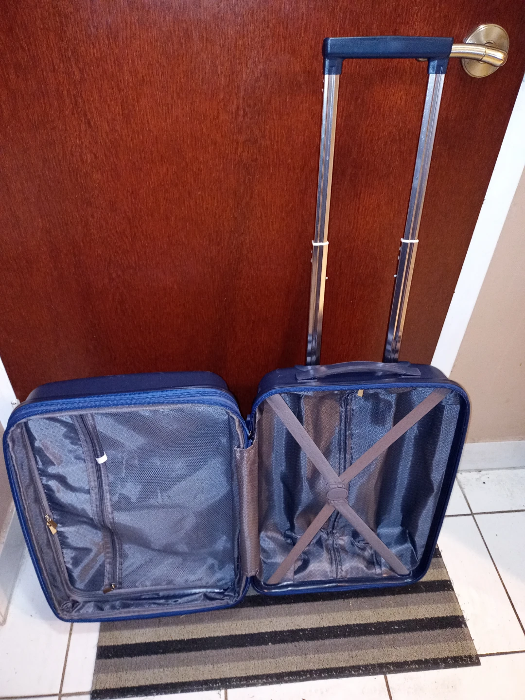 Small Luggage With Swivel Wheels - photo 3