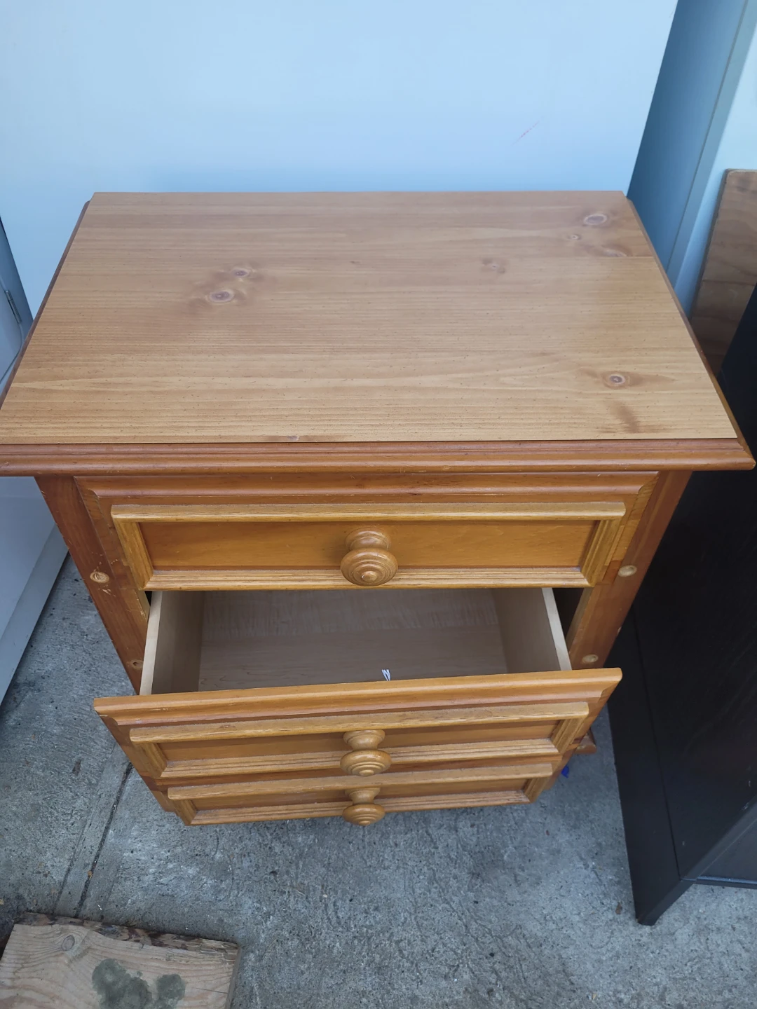 Wooden nightstand with 3 drawers - photo 4