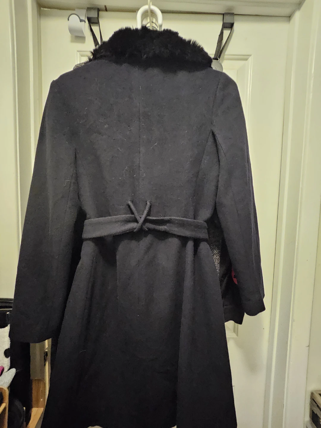 Miss K Black Coat with Faux Fur Collar. 🏈 - photo 4