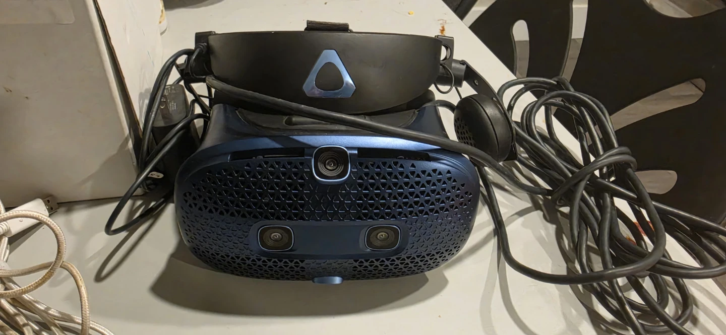 HTC Vive Cosmos VR System - photo 2