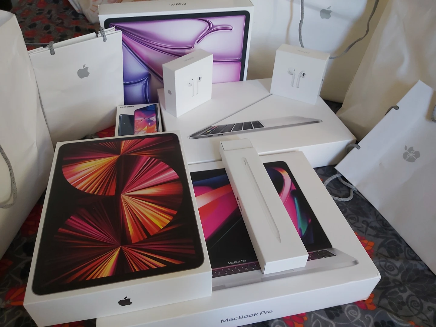 🏈Assorted Apple and Samsung Electronics Packaging