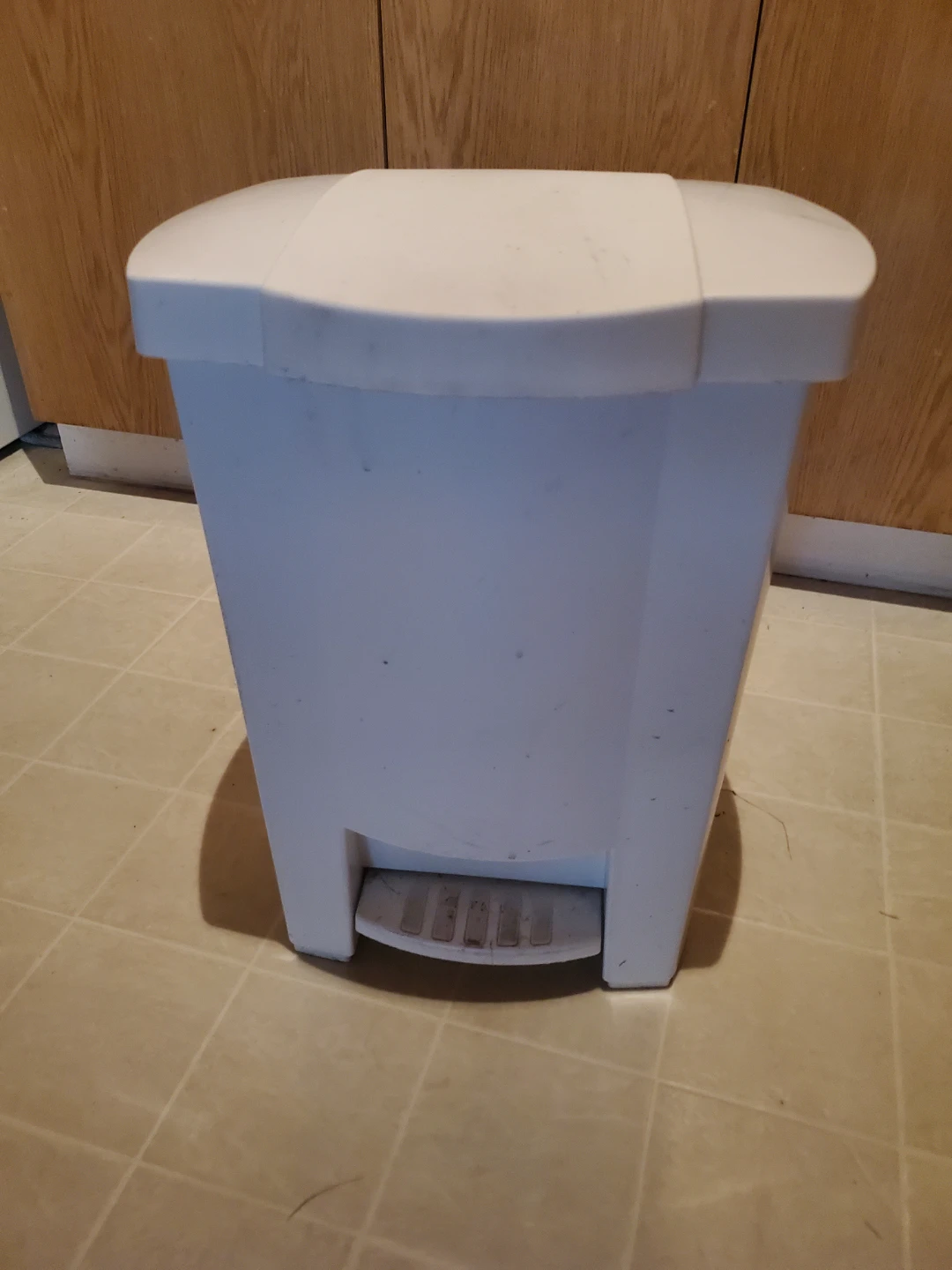White plastic pedal trash bin - photo 2