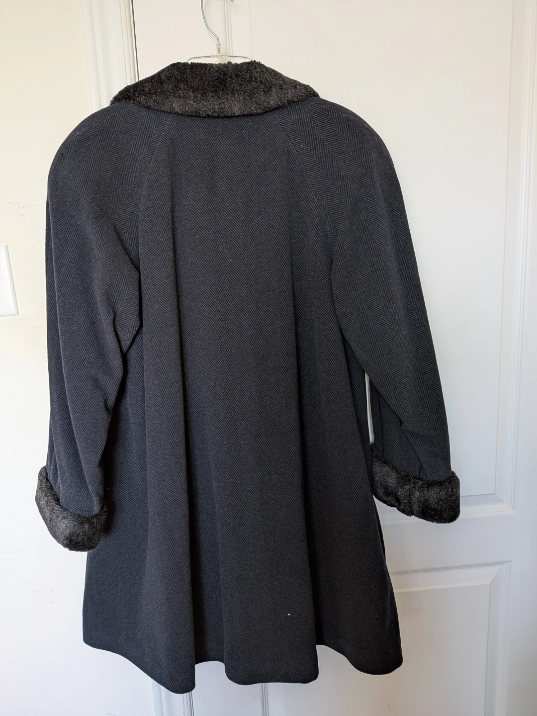 🏈 Herringbone Wool & Cashmere Coat w Faux Fur Collar and Cuffs - photo 2