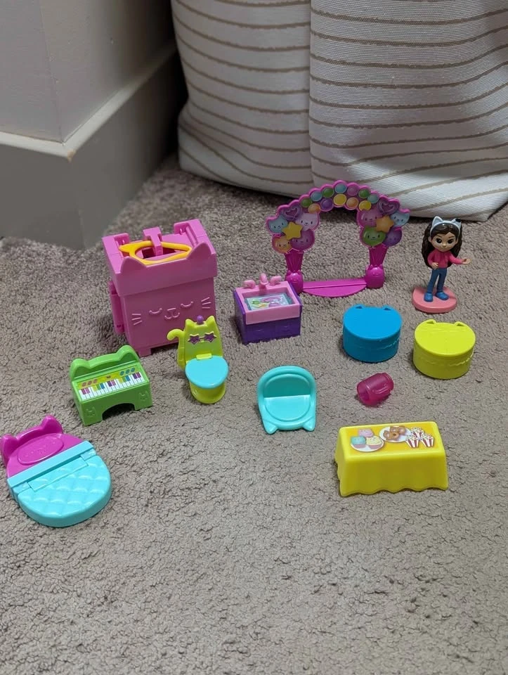 Gabby's Dollhouse Celebration Playset - like new - photo 3