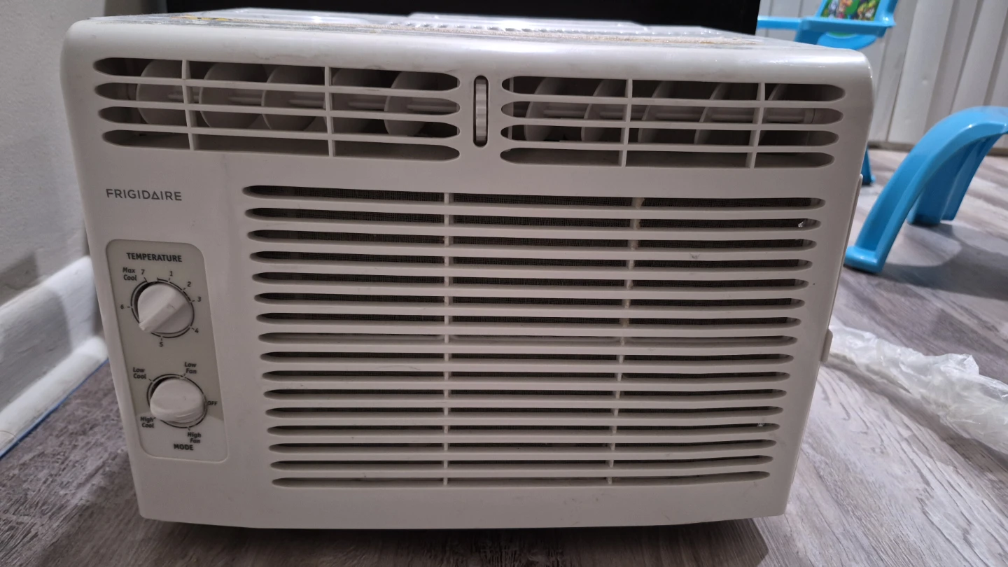Frigidaire Window Air Conditioner - photo 3