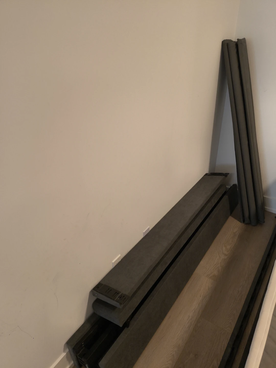 Upholstered Platform Bed frame with slats - Queen - photo 2