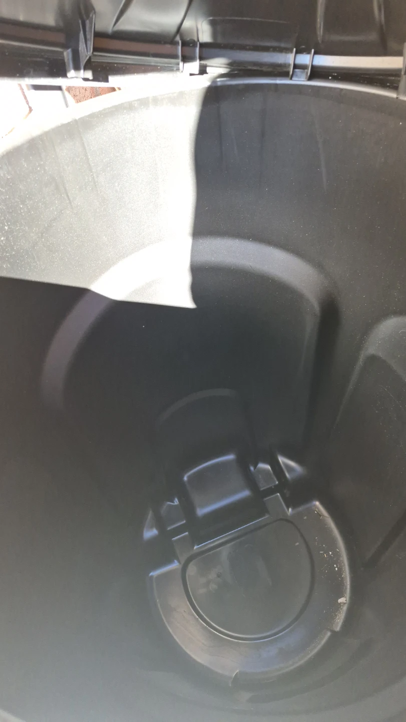 Rubbermaid Roughneck 32 Gallon Trash Can - photo 2