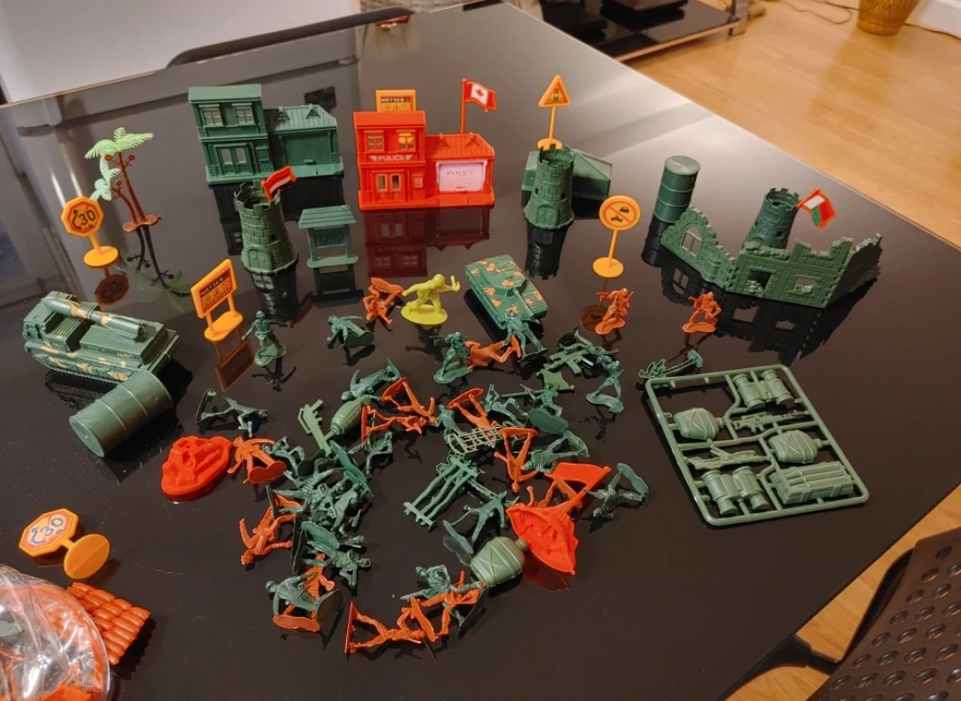 Assorted Army Men and Military Playset - photo 2