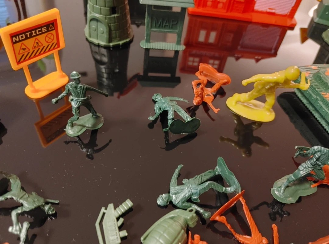 Assorted Army Men and Military Playset - photo 4
