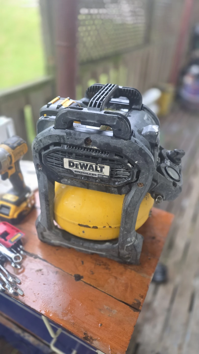 DeWALT 60V MAX Cordless Air Compressor - photo 2