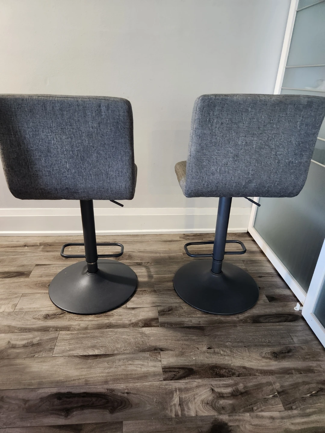 🇨🇦  2 Grey Swivel Bar Stools - photo 4