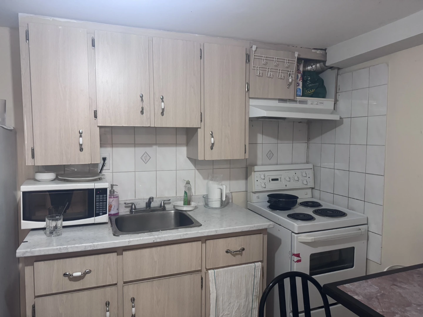 Basement Apartment studio room &Den - photo 3