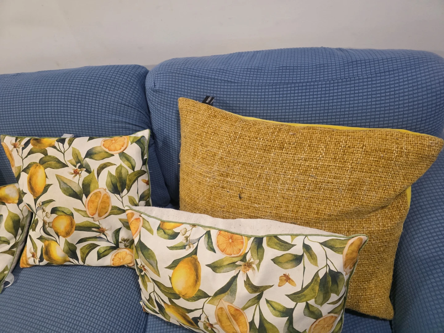 Three seater sofa woth cushions - photo 3