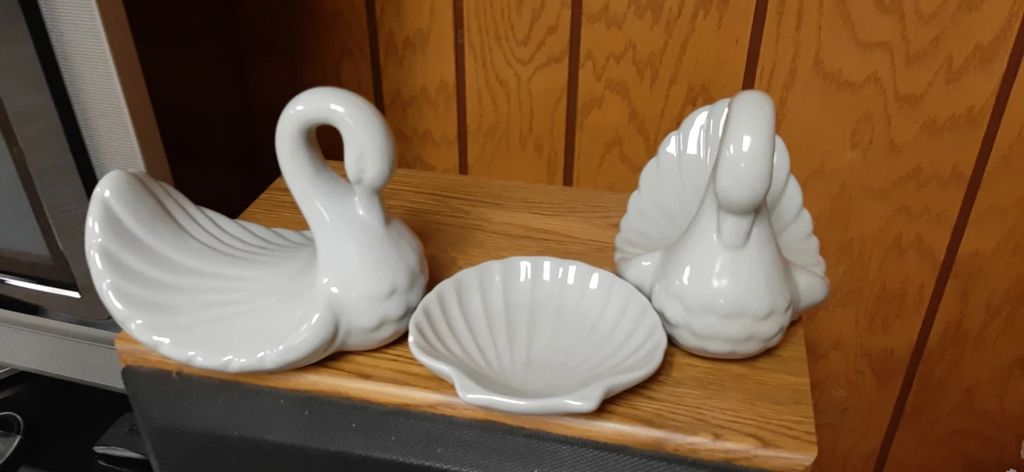 Vintage swan towel holders & shell soap dish - photo 2