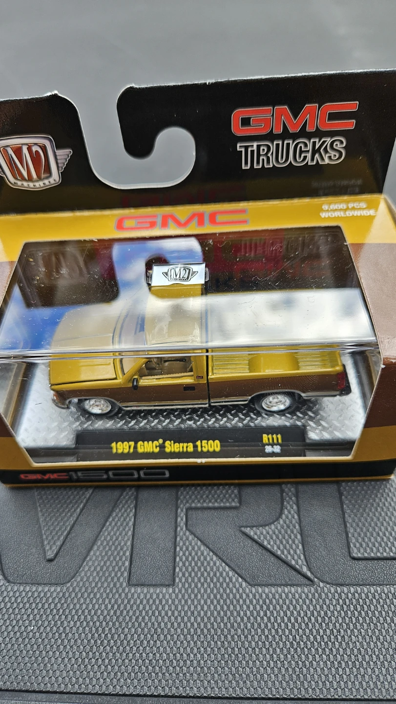 M2 Machines 1988 Chevrolet  Silverado & 1997 GMC Sierra - photo 2