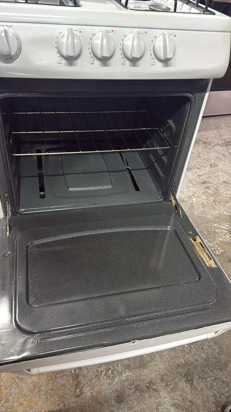 Hotpoint 24in wide Gas Range Stove Oven - photo 2