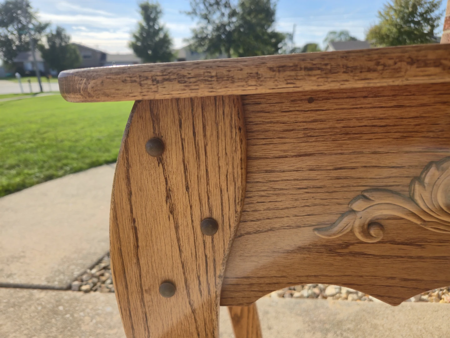 Traditional Oak Console / Accent Table with Carved Detail - photo 3