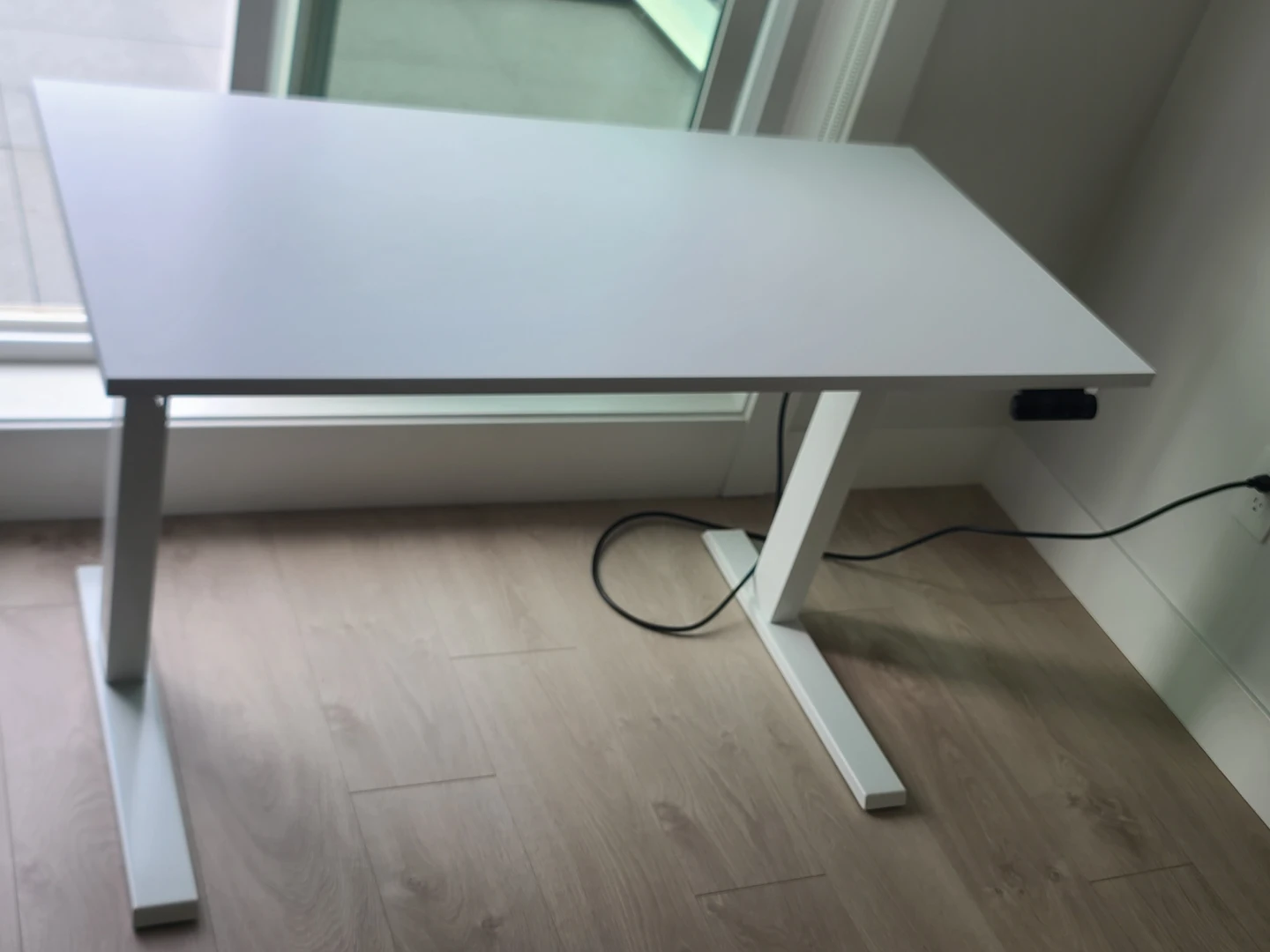 White Electric Height-Adjustable Standing Desk
