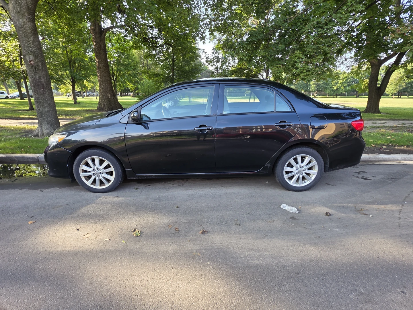 Toyota Corolla Black Sedan - photo 2