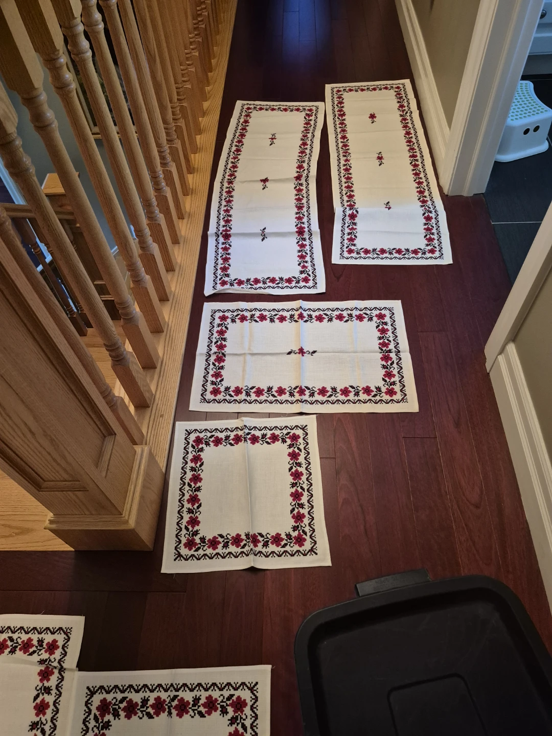 Set of 4 Embroidered Linens