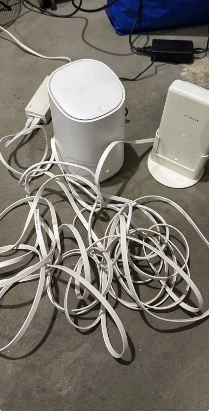 Telus Smart Hub 5G and Wi-Fi Router Set
