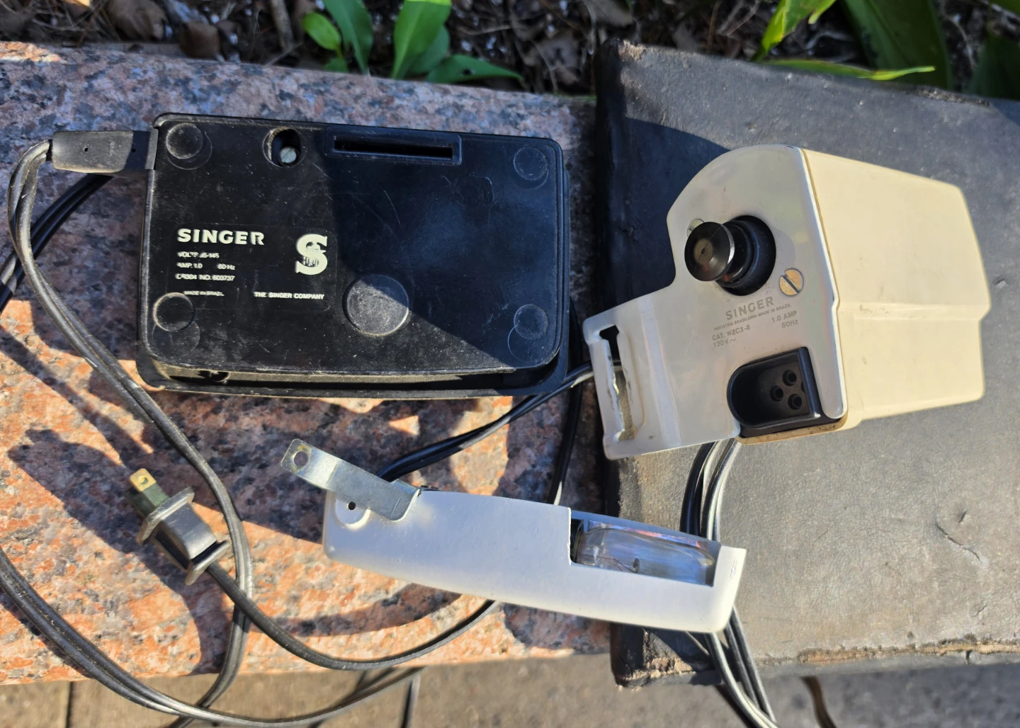 SINGER Sewing Machine Motor w/ Foot Control Pedal & Light - photo 2