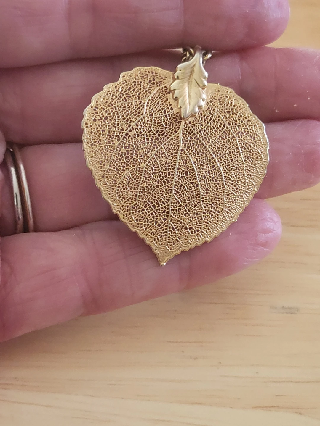 Gold-tone leaf pendant necklace - photo 2