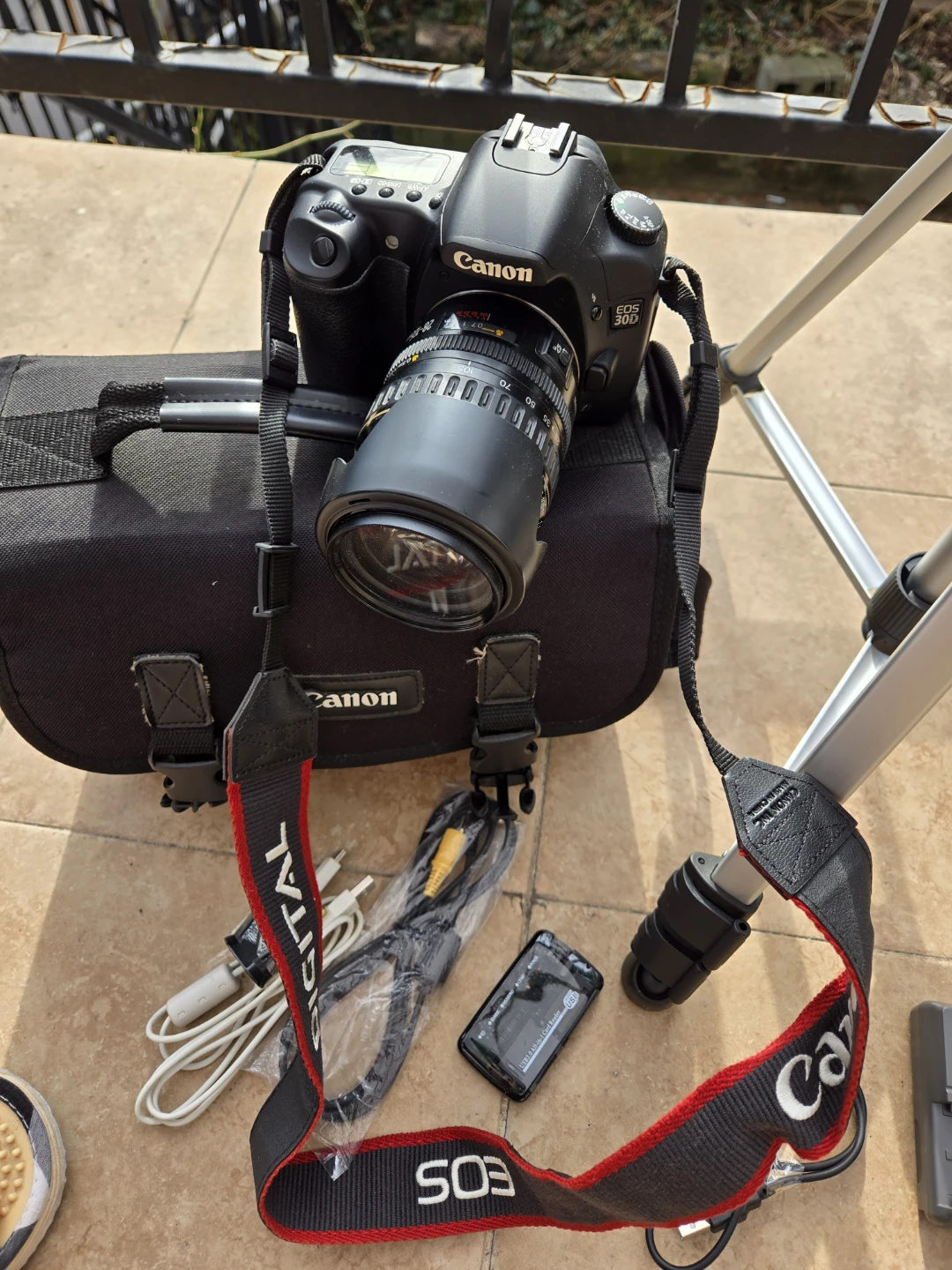 Canon EOS 30D DSLR Camera Kit with Tripod - photo 3