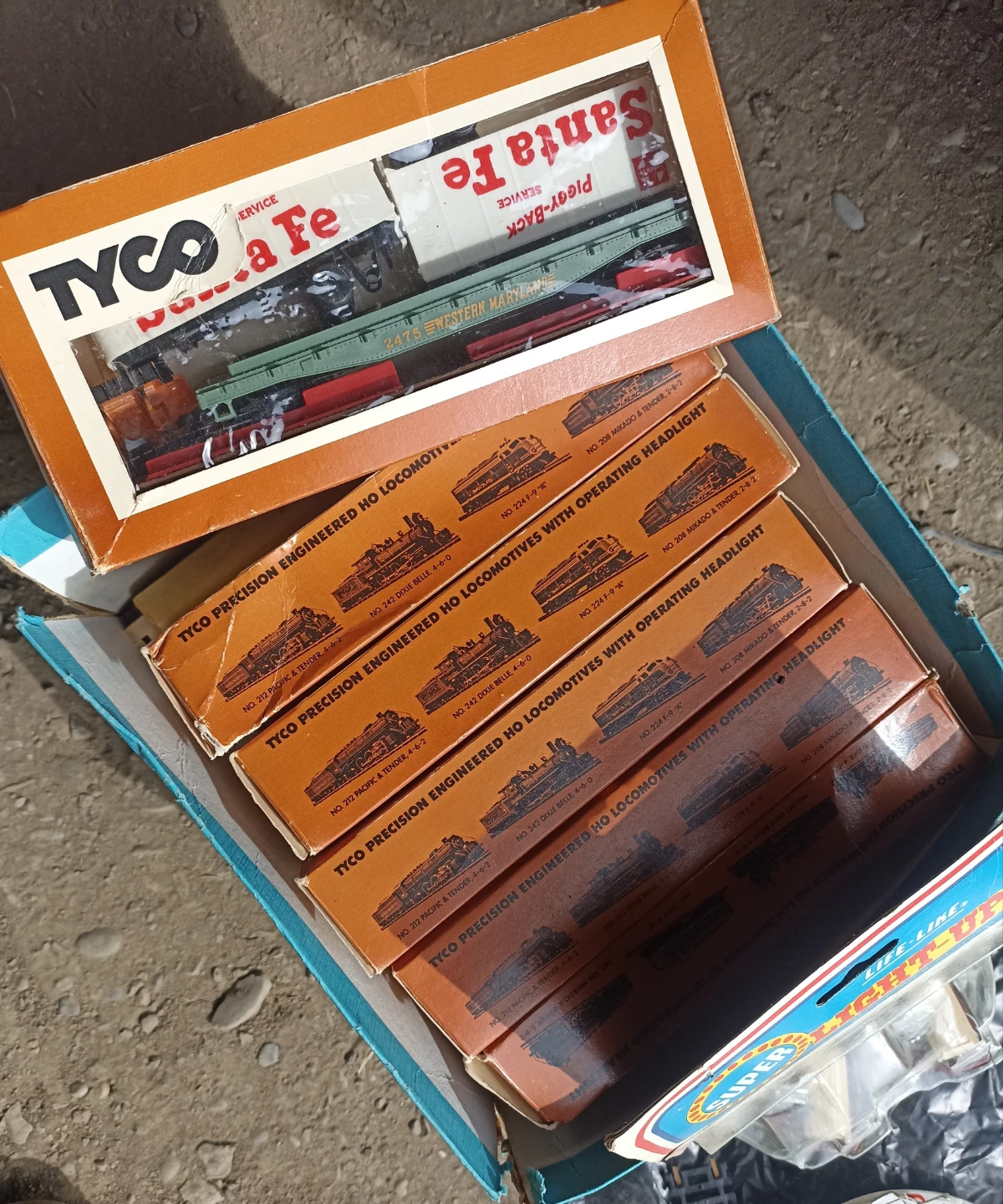 Vintage Train sets.Looks like Two sets.Many new parts. - photo 4