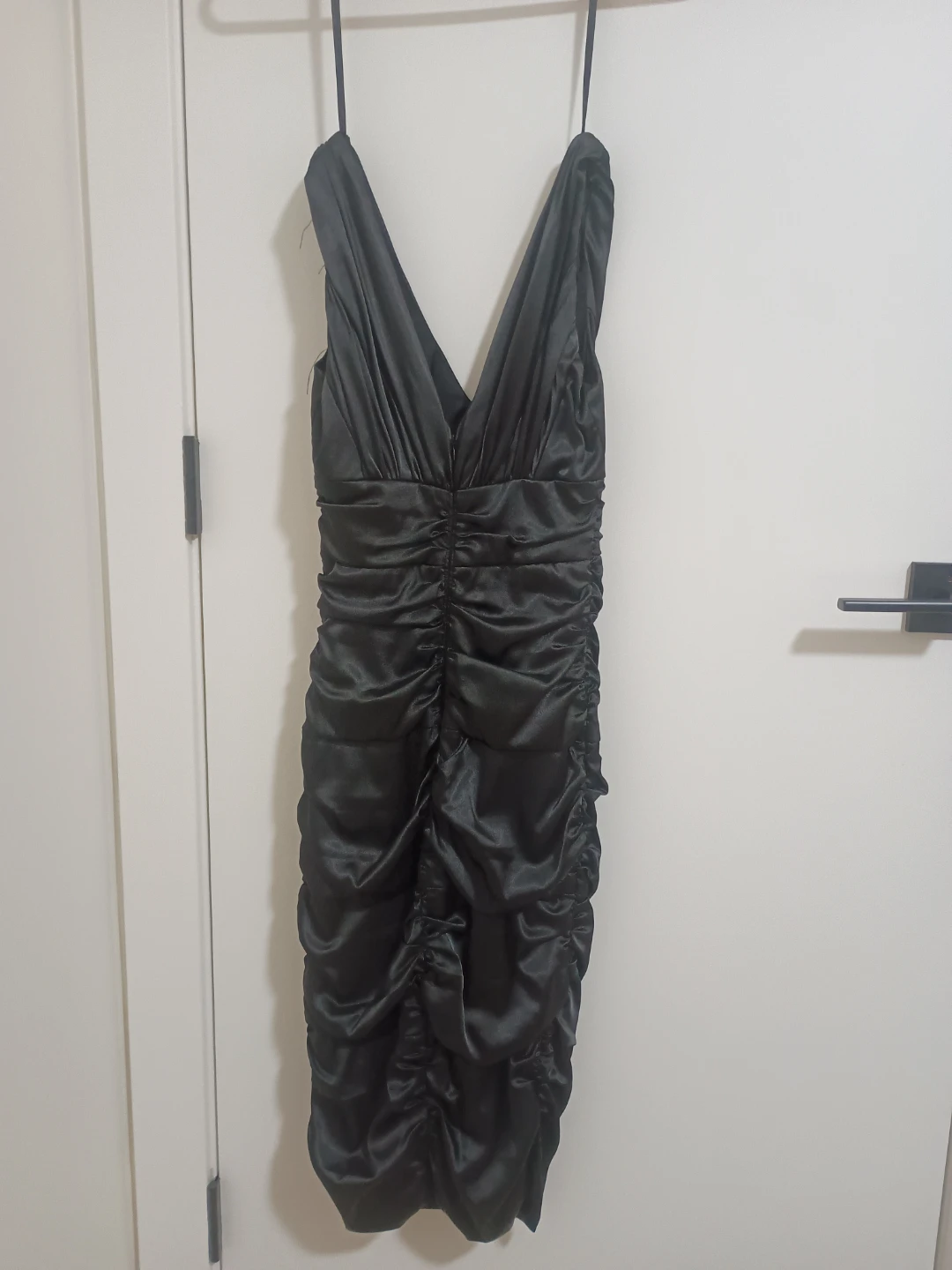 Black le chateau ruched satin sleeveless dress - photo 2