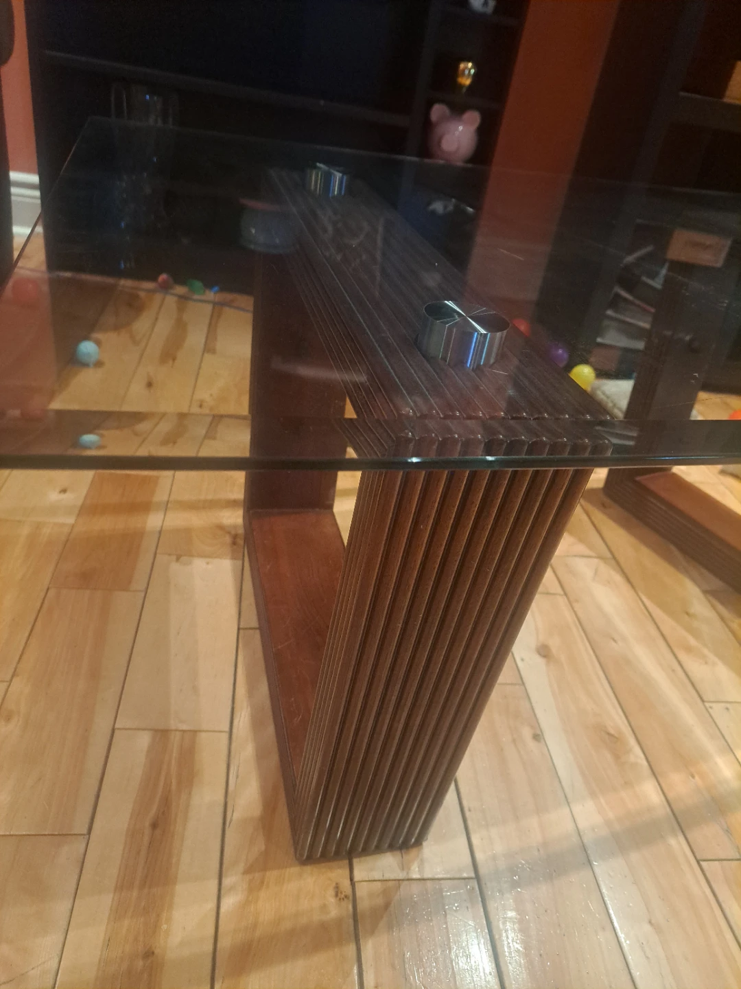 Glass top coffee table with ribbed wooden base - photo 2