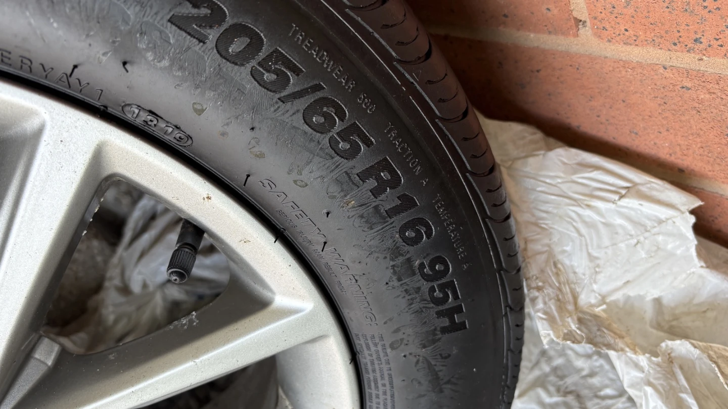 4 Kumho All-Season Tires 205/65R16 + Hyundai Alloy Rims - photo 2