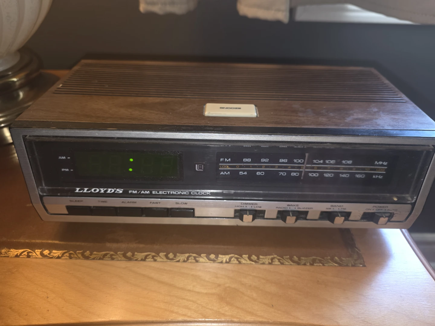 Vintage Lloyd's FM/AM Electronic Clock Radio - photo 2