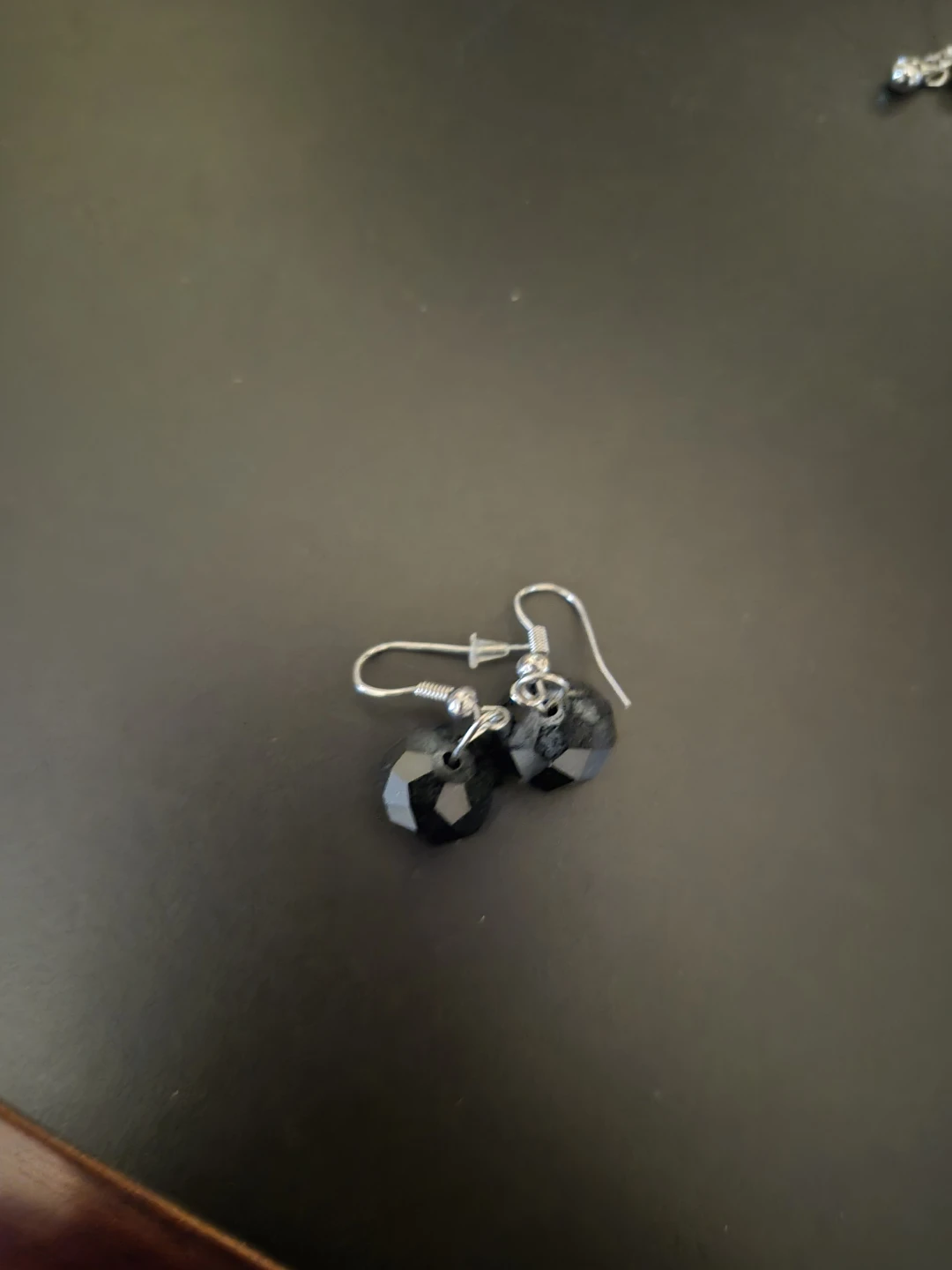 Black faceted drop earrings🏈