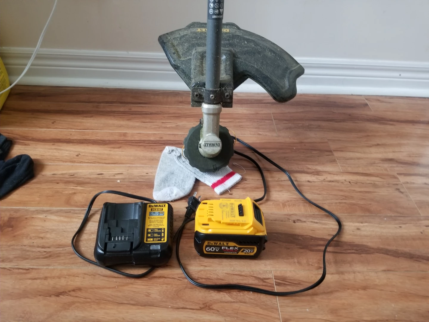 DEWALT 60V MAX Brushless String Trimmer with 9AH battery charger - photo 2