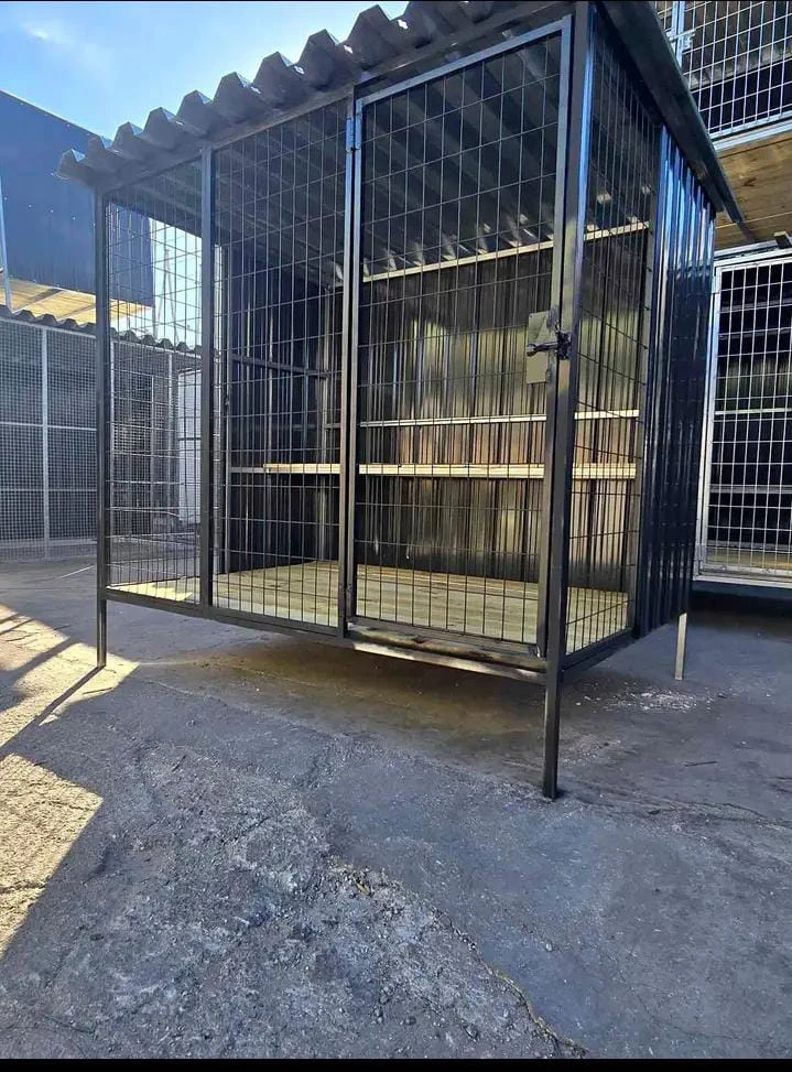 Black Metal Dog Kennel with Wooden Flooring