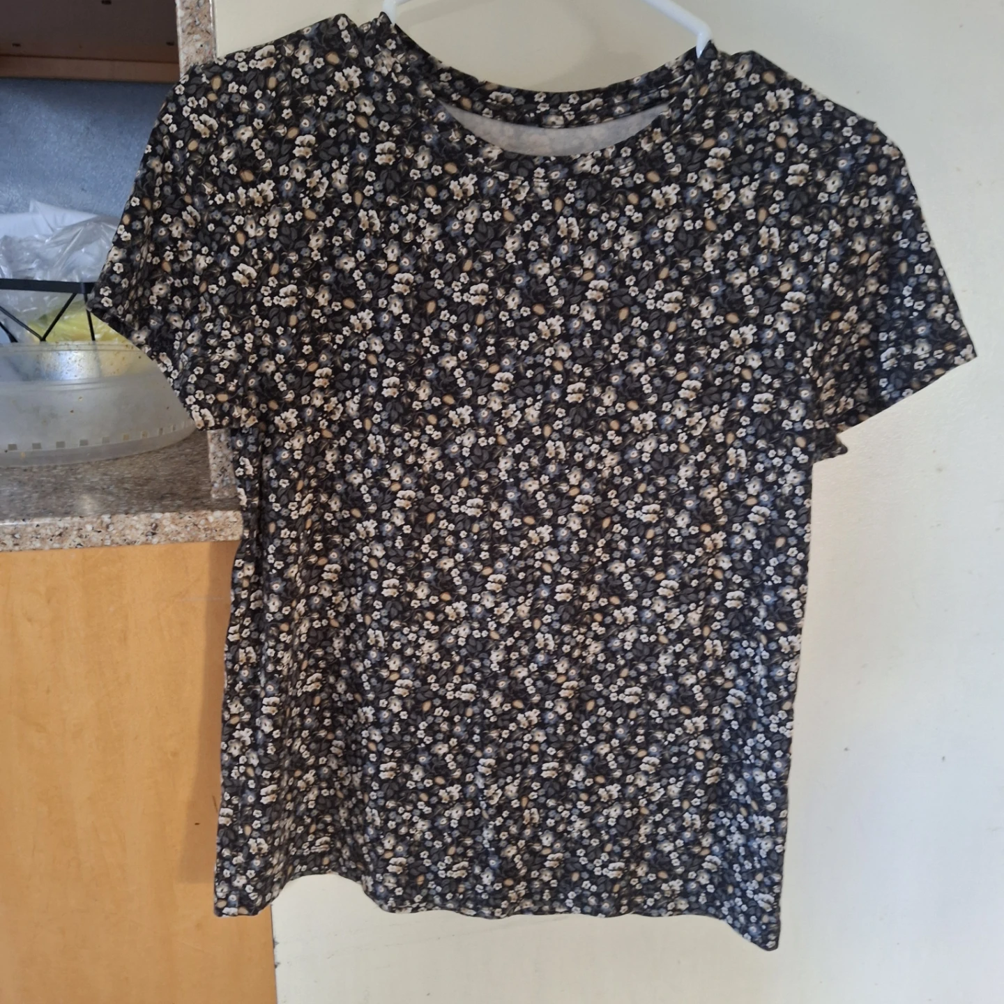 Reitmans R Essentials Floral T-Shirt size small