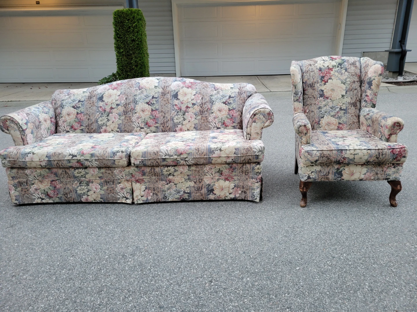 Vintage Floral 3-Seater Sofa / Couch and Matching Armchair Set. - photo 3