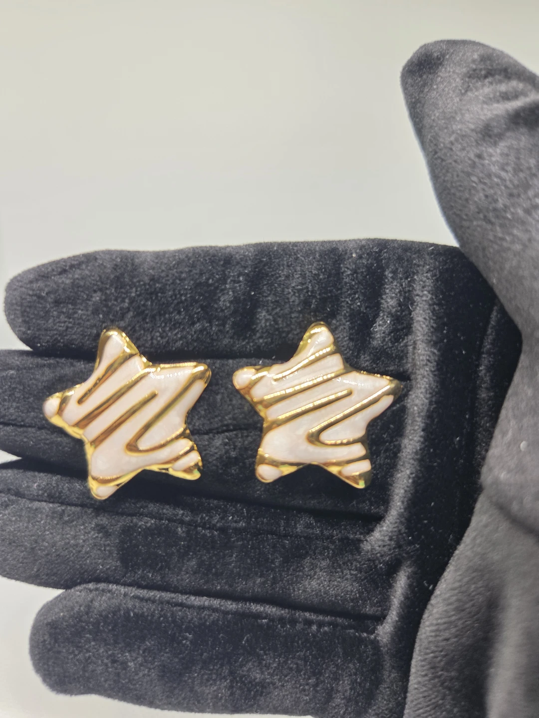 Creamy Star Stud Earrings abstract design - photo 3