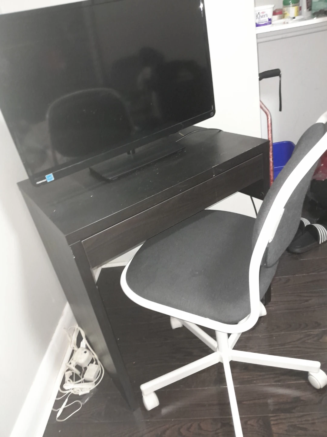 Black desk and grey office chair - photo 2