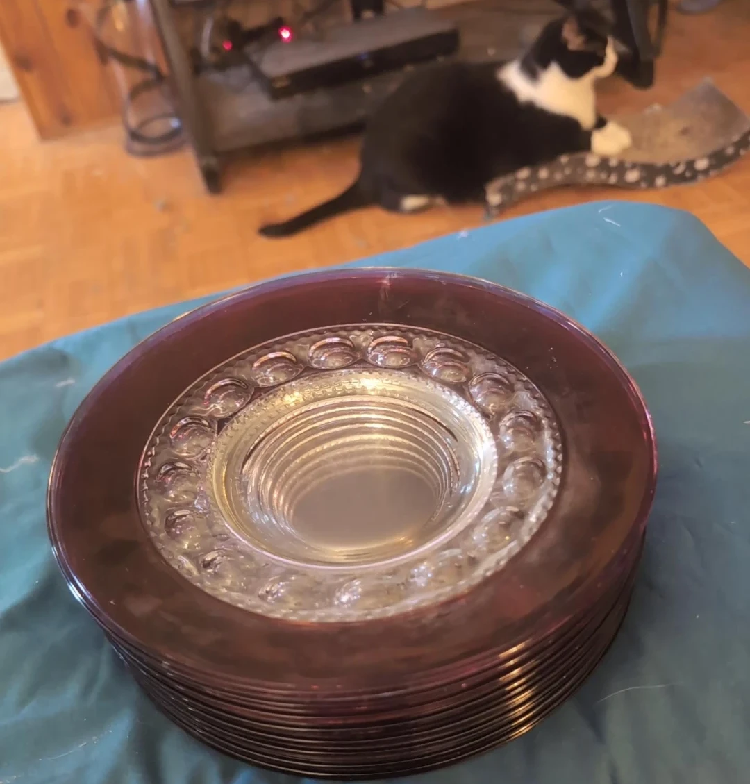 🍷 Vintage Ruby/Cranberry Pressed Glass Plates – Set of 8 🍷 - photo 3