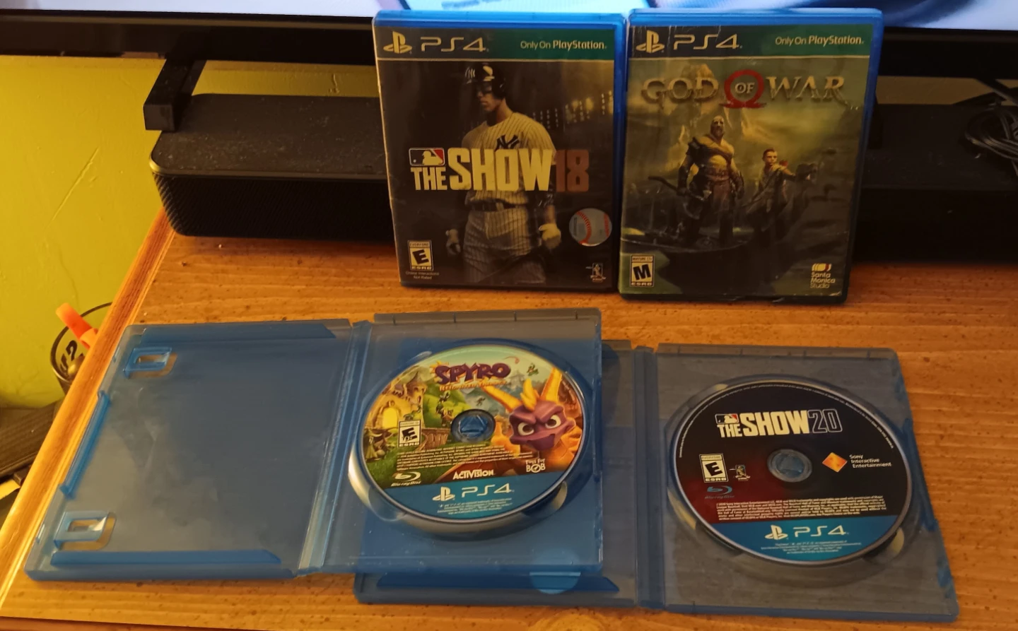 PS4 500GB - GREAT Condition + BRAND NEW Controller + 4 Games - photo 2