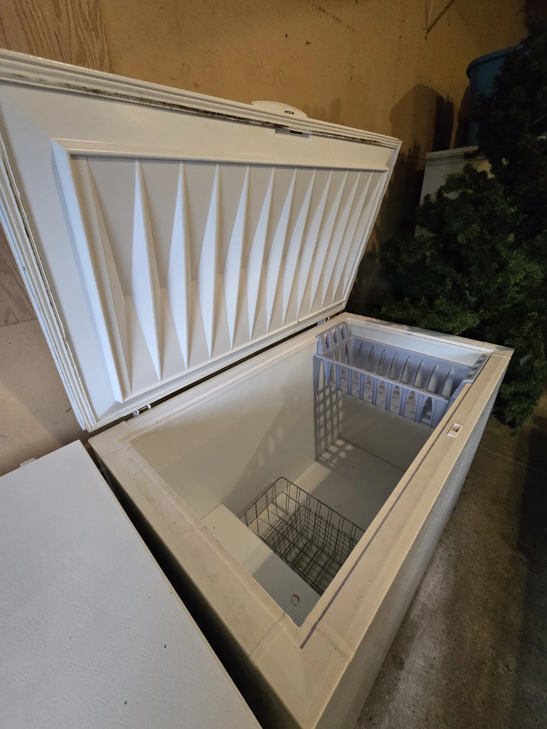 White Chest Freezer - photo 2