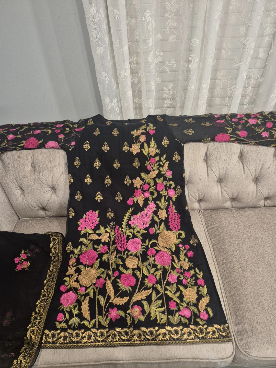 Alkaram Studio black floral embroidered suit - photo 2