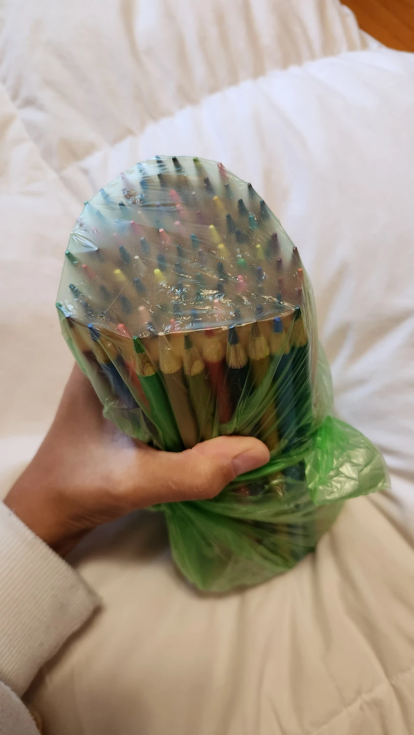 Like New Crayola Colouring Pencil Set - photo 2